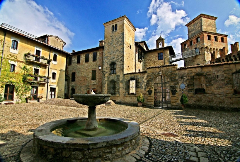 Piazza con fontana e Castello di Vigoleno