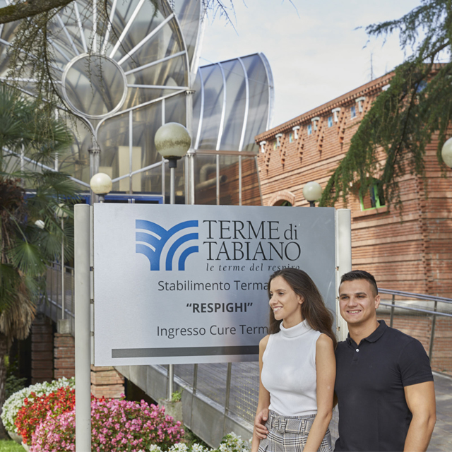 Coppia davanti al cartello delle Terme di Tabiano